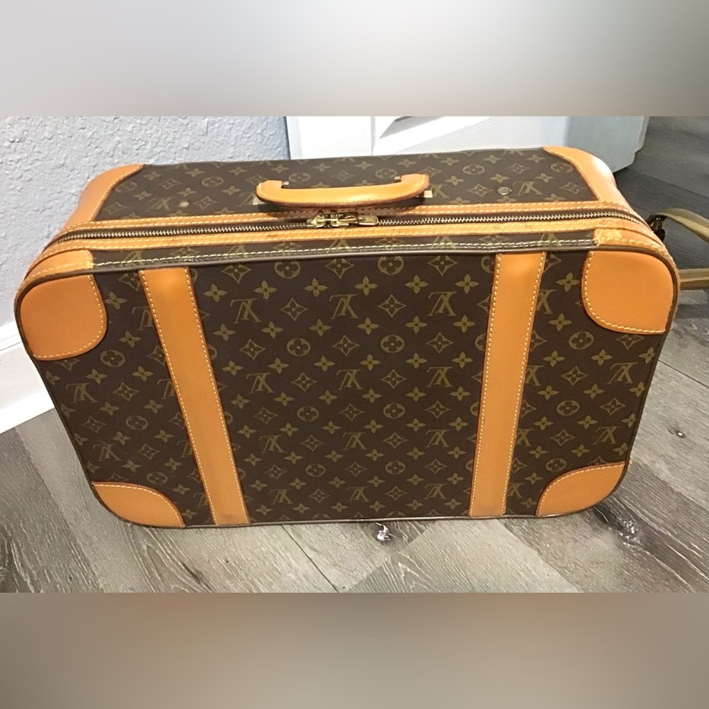 Louis Vuitton - Picture 1 of 16